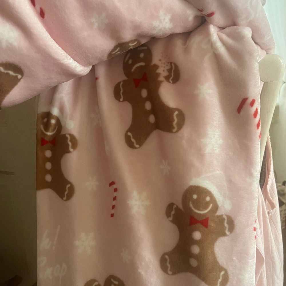 Adorable viral on TikTok gingerbread man blanket